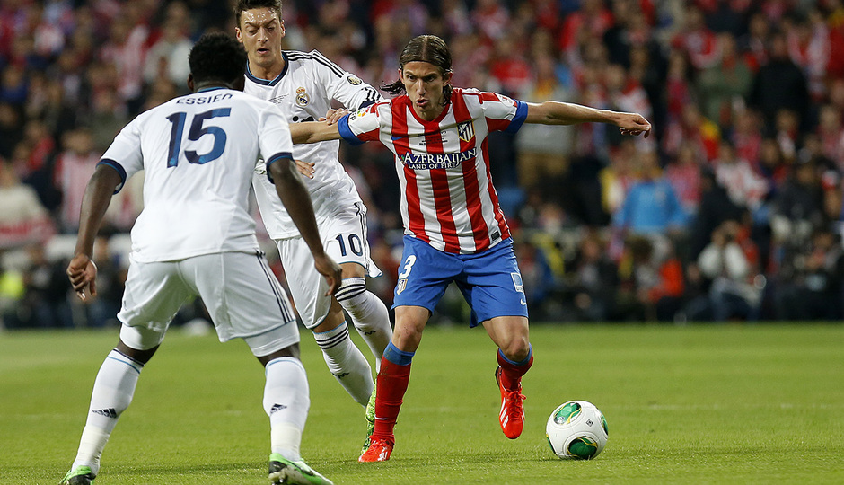 Temporada 12/13. Final Copa del Rey 2012-13. Real Madrid - Atlético de Madrid. Filipe Luis pelea con dos rivales blancos